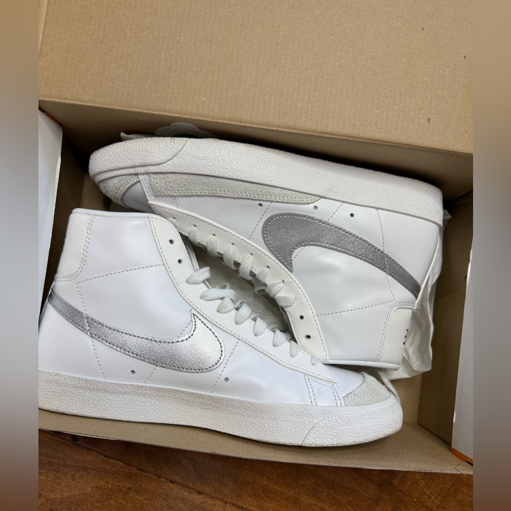 Nike Blazer Mid ’77 White Metallic Silver High Top Sneakers Women’s 9.5 LIKE NEW